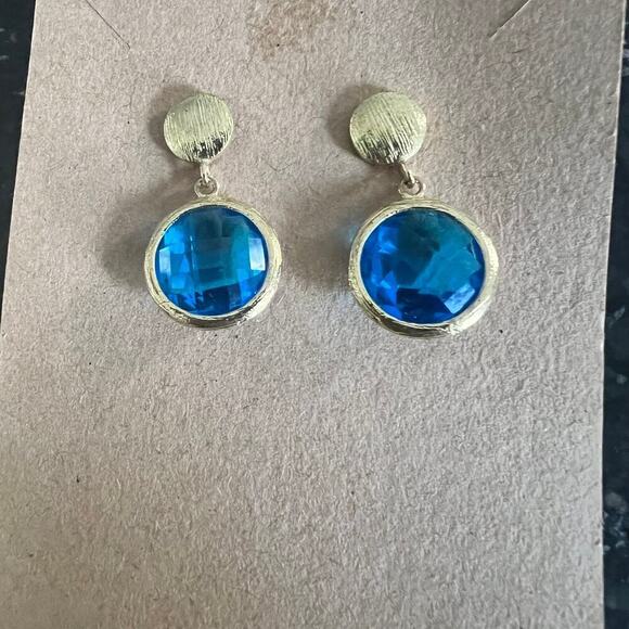 Six pairs of vibrant versatile acrylic and jewel dangle and post earrings - Picture 3 of 12